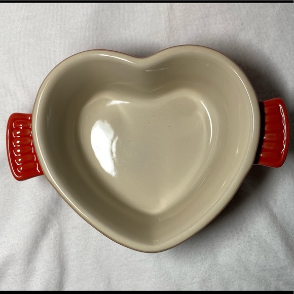 New W Tags Le Crueset Heart Shaped Dish with Lid - Picture 3 of 4